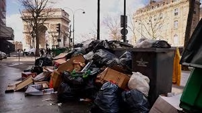 Francia, caos rifiuti a Parigi: “Precettare i netturbini”