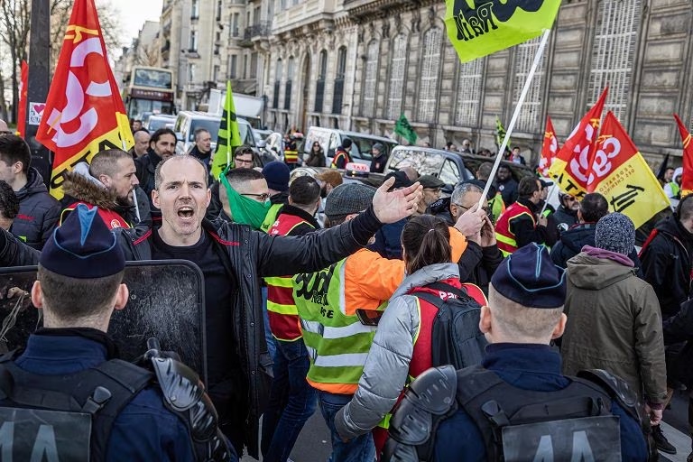Francia: il Senato ha approvato la riforma delle pensioni voluta dal presidente Macron