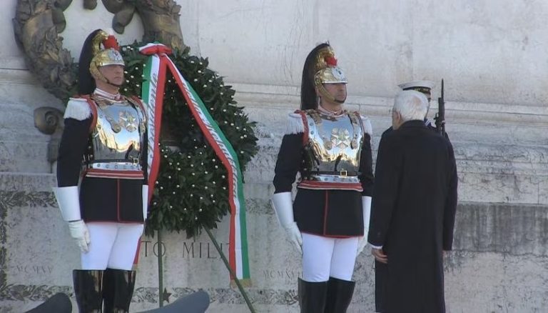 Il presidente Mattarella all’Altare della Patria: “Repubblica unita e coesa intorno ai valori della Costituzione”