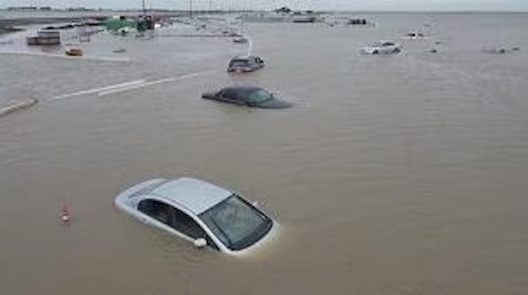 Usa: California tra alluvioni e siccità, le auto sott’acqua