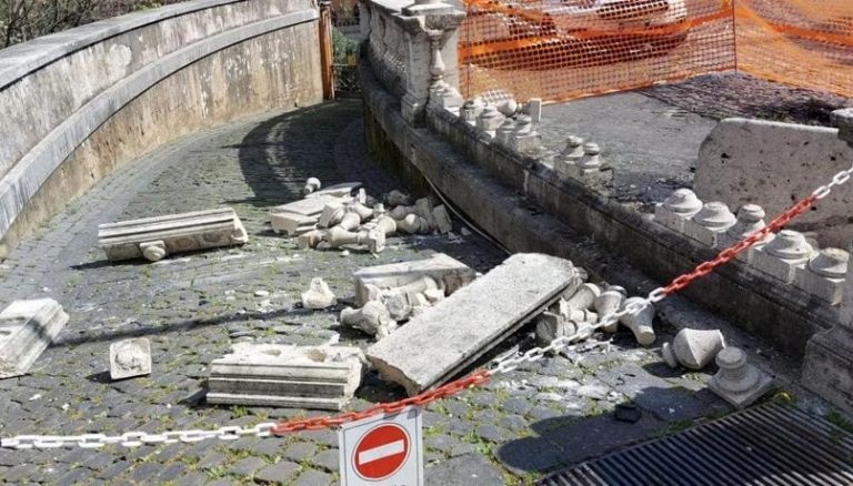 Roma, auto danneggia la balaustra del Fontanone al Gianicolo