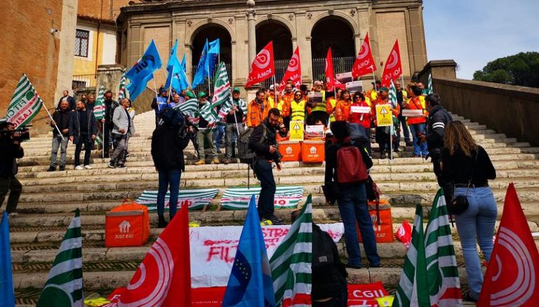 Roma, “Non si può morire per portare una pizza”, oggi il presidio dei riders al Campidoglio