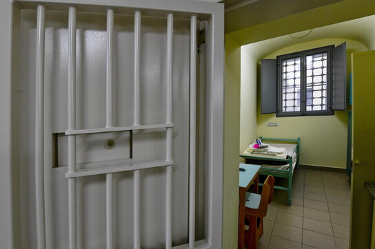 Violenze in carcere: condannati 5 agenti del penitenziario di San Gimignano. I poliziotti scoppiano a piangere