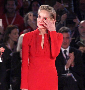 Fallimento della Silicon Valley Bank, l’attrice Sharon Stone in lacrime: “Ho perso metà dei miei soldi”