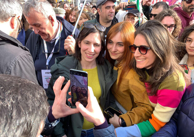 Milano, il corteo delle famiglie arcobaleno: in prima fila c’è Elly Schlein