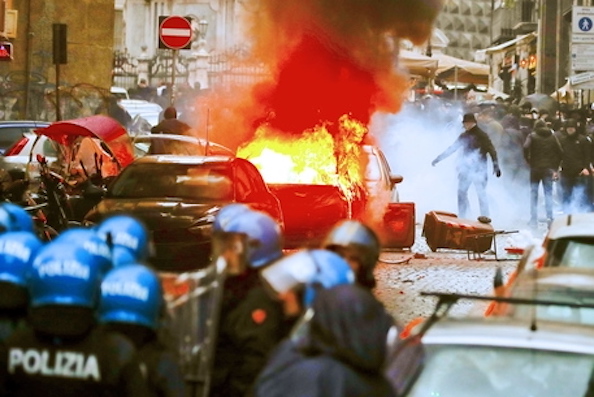 Guerriglia a Napoli, sono scattati i primi sette arresti per le devastazioni nel centro storico