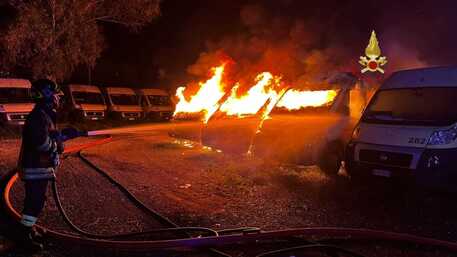 Roma, 22 pulmini per il trasporto scolastico distrutti da un incendio all’Ostiense