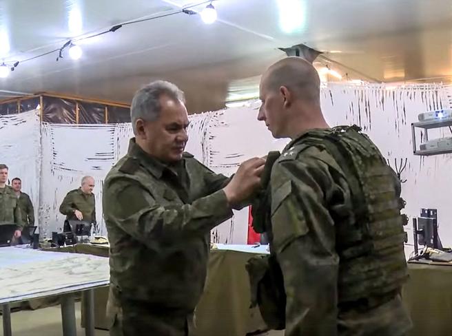Guerra in Ucraina, il ministro Difesa russo Shoigu visita le truppe schierate in Donbass