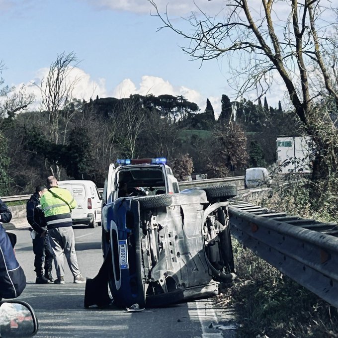 Roma, camion contro la Smart del cantante Marcello Cirillo: “Sono sotto choc ma illeso”
