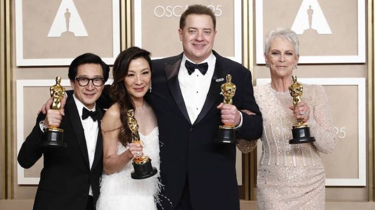 Oscar 2023, trionfa “Everything everywhere all at once” con sette statuette. Migliori attori Brendan Fraser e Jamie Lee Curtis