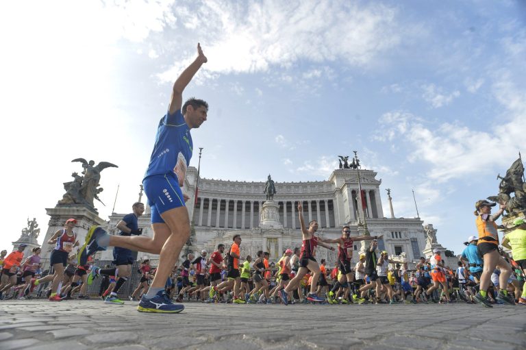 Maratona di Roma: in 30mila di corsa all’insegna della solidarietà