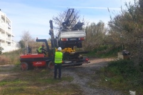 Municipio IV: parte la rimozione di 60 mezzi pesanti abbandonati tra vegetazione