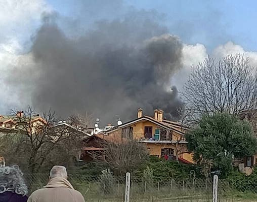 Tragedia aerea alle porte di Roma: due velivoli si sono scontrati in volo a Guidonia. Morti i due piloti