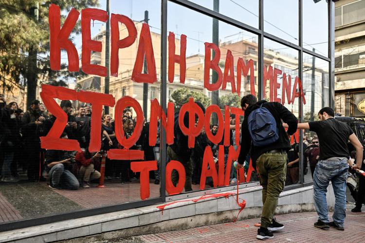 Grecia, disordini nelle piazze di Atene e Larissa in relazione al disastro ferroviario