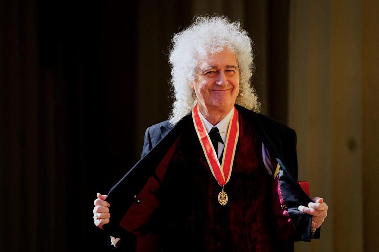 Gran Bretagna, il chitarrista dei Queen Brian May ha ricevuto il titolo di Cavaliere da Re Carlo III