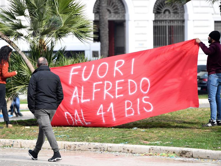 Caso Cospito, l’allarme del medico: “Ha ancora perso peso, le sue condizioni sono gravi”