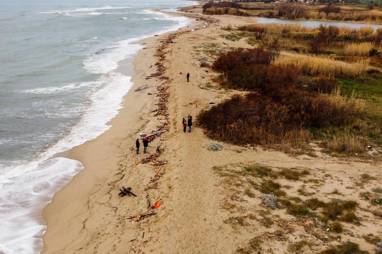 Naufragio di Cutro: trovato un altro corpo: le vittime salgono a 80