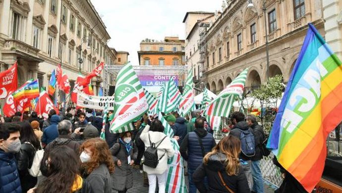 In piazza Santi Apostoli a Roma corteo della comunità Lgbtq+