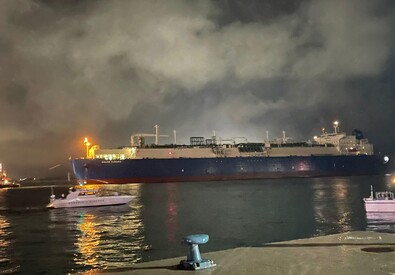 Piombino, la nave rigassificatrice Golar Tundra è arrivata al porto e ci resterà per tre anni