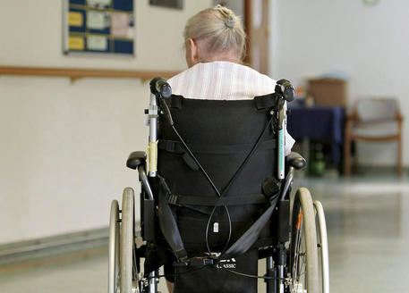 Brescia, maltrattavano disabili in una casa di accoglienza: allontanati cinque operatori
