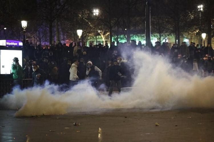 Francia, ancora violente proteste di piazza per la contestatissima riforma delle pensioni