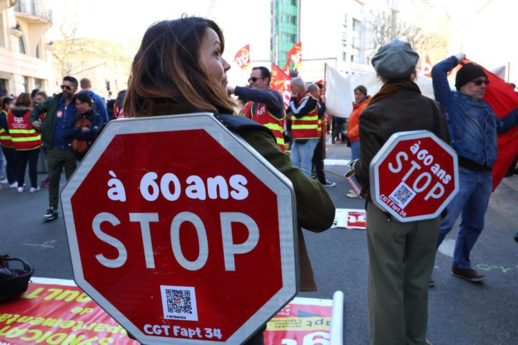 Non si fermano la protesta contro la riforma delle pensioni in Francia: oggi 240 cortei in tutto il Paese