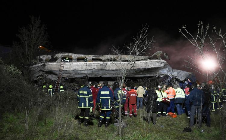 Tragedia in Grecia, scontro tra due treni: morte 40 persone, 85 i feriti