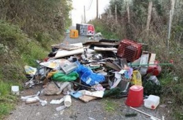 Montagne di rifiuti lungo la via Settevene Palo tra Cerveteri e Bracciano