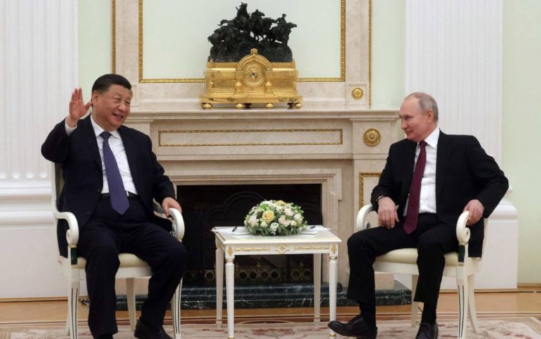 Mosca, il faccia a faccia Putin-Xi Jinping: “Il piano di pace cinese è interessante”. Gelo dagli Stati Uniti