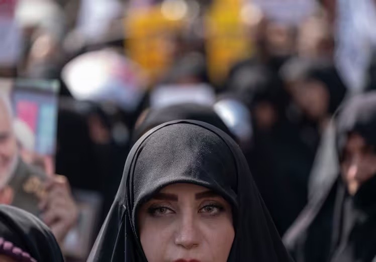 Iran, velo per le donne resta obbligatorio: “E’ fondamento di civiltà