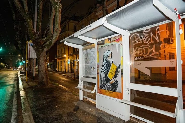Roma, la street artist Laika a sostegno delle donne iraniane