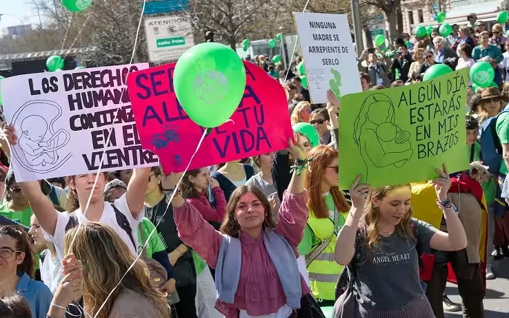 Spagna, oltre 20mila persone in piazza contro l’aborto