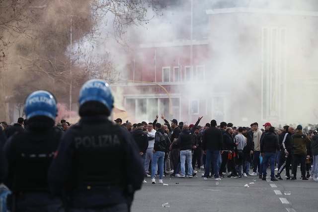 Derby Lazio-Roma: Un agente di polizia è rimasto ferito dal lancio di petardi tra i tifosi prima della partita