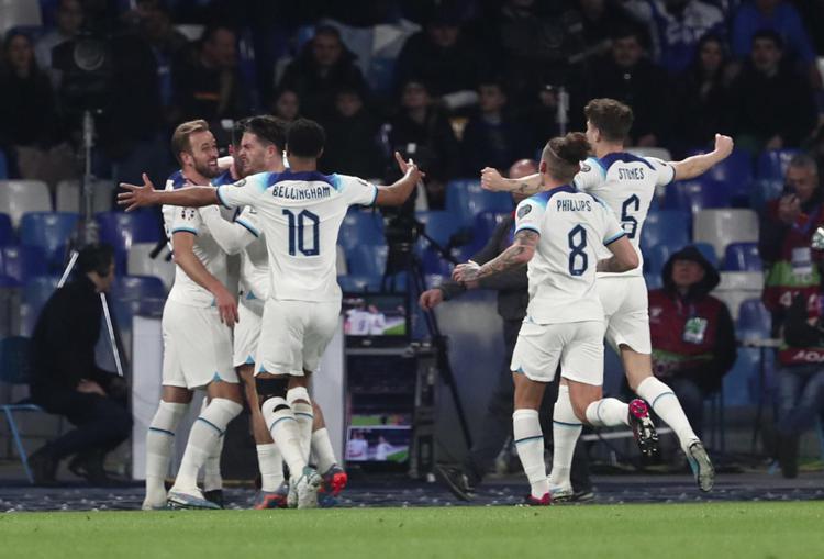 Calcio, la “vendetta” dell’Inghilterra: sconfitta l’Italia 2-1 a Napoli