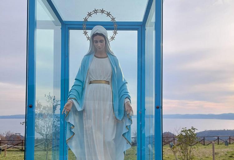 Si è bagnato di sangue il volto della Madonna di Trevignano (Roma)