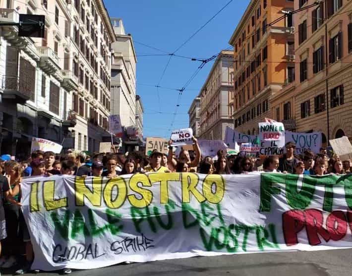 Clima, sciopero globale n 50 città: a Roma il corteo è partito da piazza della Repubblica
