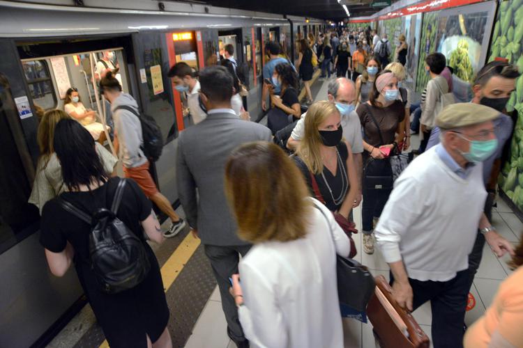 Milano, video borseggiatrici alla metro,  per la consigliera Monica Romano (Pd): “È violenza”. Polemica sui social