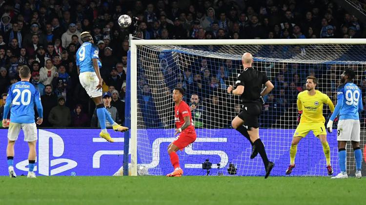 Calcio, il Napoli travolge 3-0 l’Eintracht di Francoforte in Champions League
