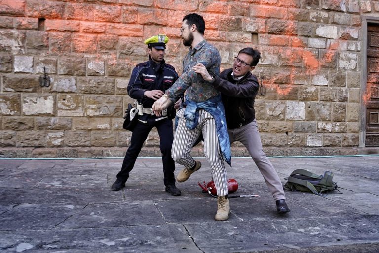 Firenze: sporcano di vernice Palazzo Vecchio davanti ai turisti: la corsa disperata dei vigili e del sindaco