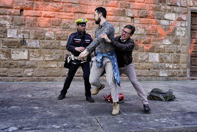 Firenze: sporcano di vernice Palazzo Vecchio davanti ai turisti: la corsa disperata dei vigili e del sindaco