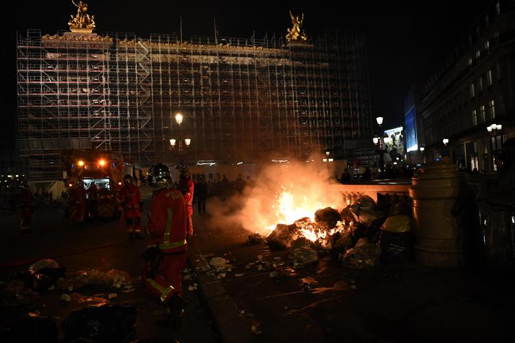Francia, Parigi a “ferro e fuoco” per le manifestazioni spontanee contro la riforma delle pensioni