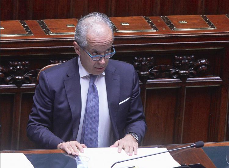 Migranti, oggi l’informativa del ministro Piantedosi sul naufragio di Cutro. Le opposizioni compatte: Si deve dimettere