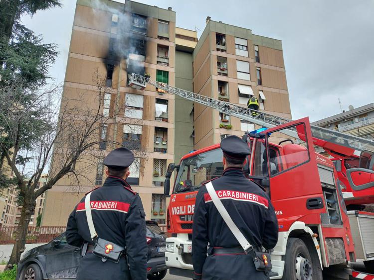 Roma, incendio in un appartamento a Don Bosco: evacuato tutto lo stabile