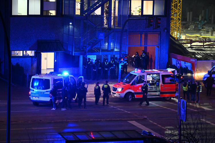 Germania, strage ad Amburgo in un luogo di culto dei testimoni di Geova: sette morti e otto feriti