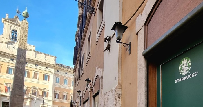 Starbucks apre a Roma in piazza Montecitorio