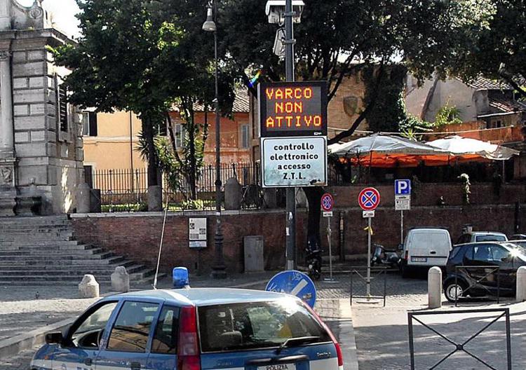 Roma, lite tra ragazzini a Trastevere. Sul posto la polizia