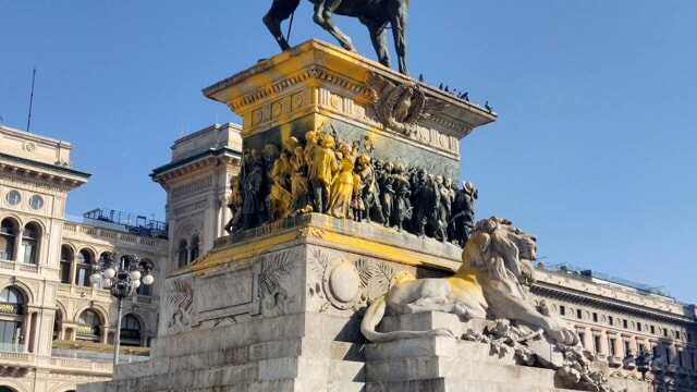 Milano, imbrattato dagli attivisti con vernice il monumento di Vittorio Emanuele II in piazza Duomo