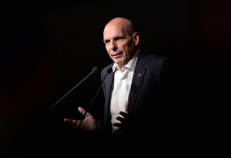 L’ex ministro delle finanze greco Yanis Varoufakis è stato aggredito e ferito ad Atene da un gruppo di persone con il volto coperto