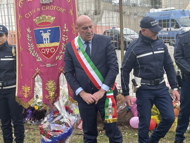 Naufragio in Calabria, l’appello del sindaco di Crotone: “La premier venga qui da madre a vedere i corpi delle vittime”