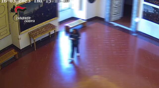 Caserta: Ruba una piastrella             del pavimento della Reggia.                      un 42enne è stato denunciato